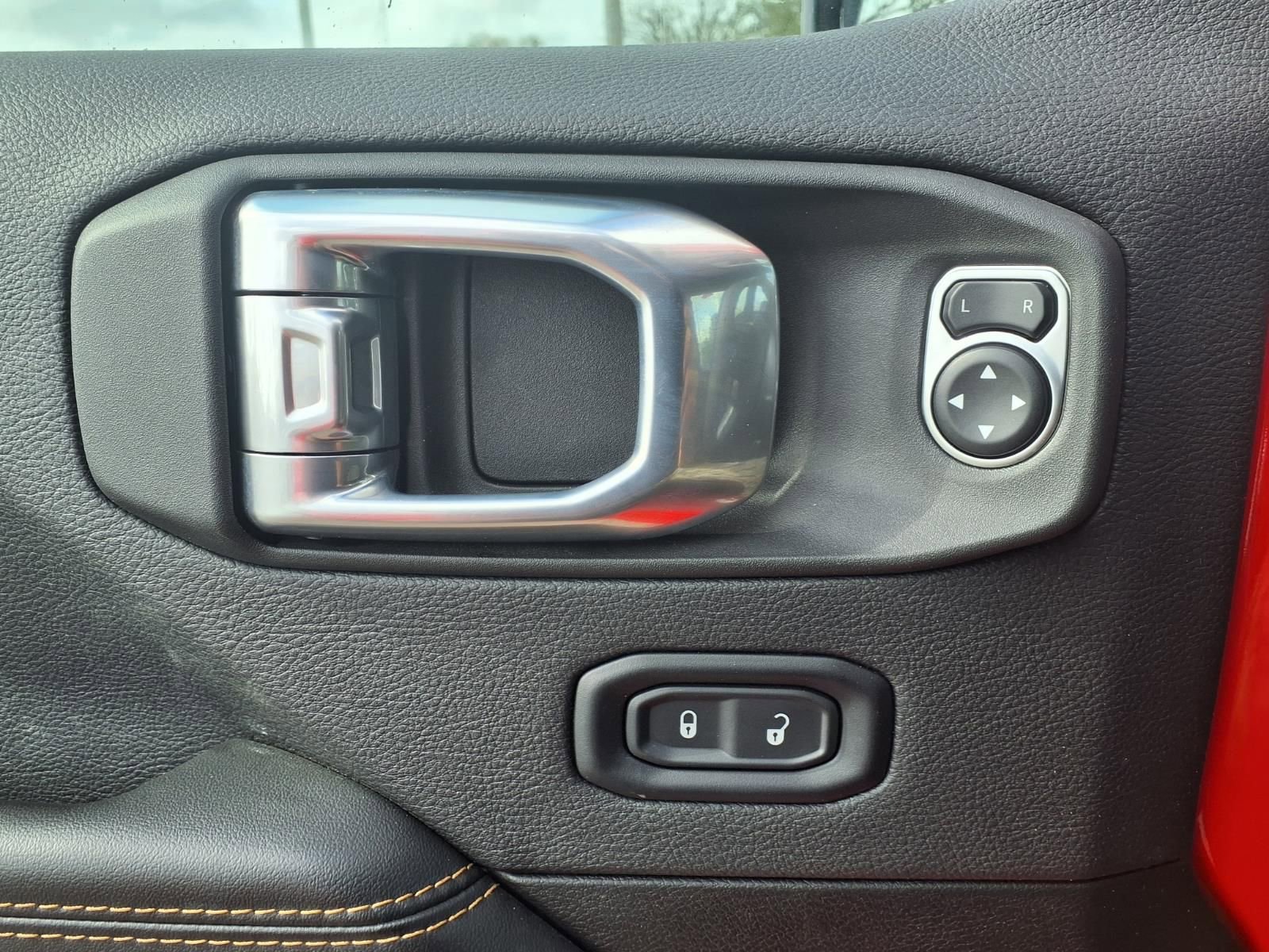 Used 2025 Jeep Wrangler Sahara image 12