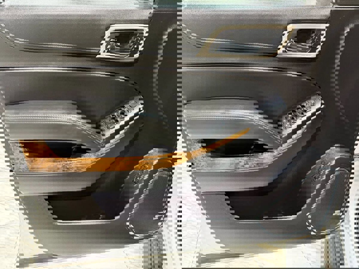 Used 2015 GMC Yukon Denali w/ Premium Package image 10