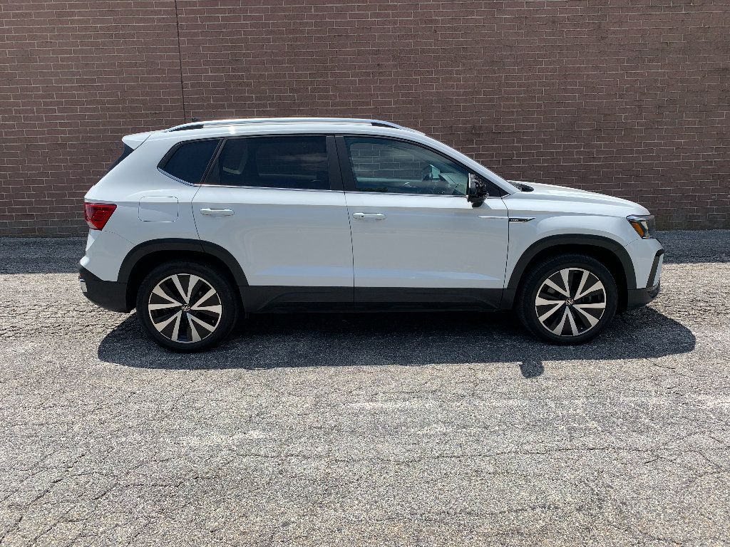 Used 2023 Volkswagen Taos SE w/ Panoramic Sunroof Package AWD/4WD image 23