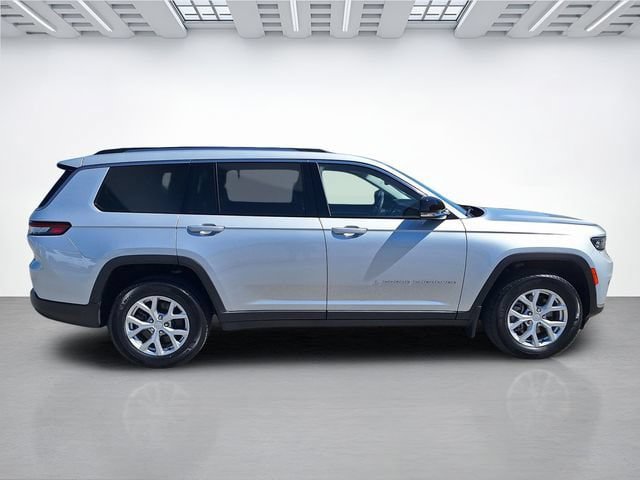 Used 2023 Jeep Grand Cherokee L Limited w/ Trailer Tow Group (B) AWD/4WD image 3