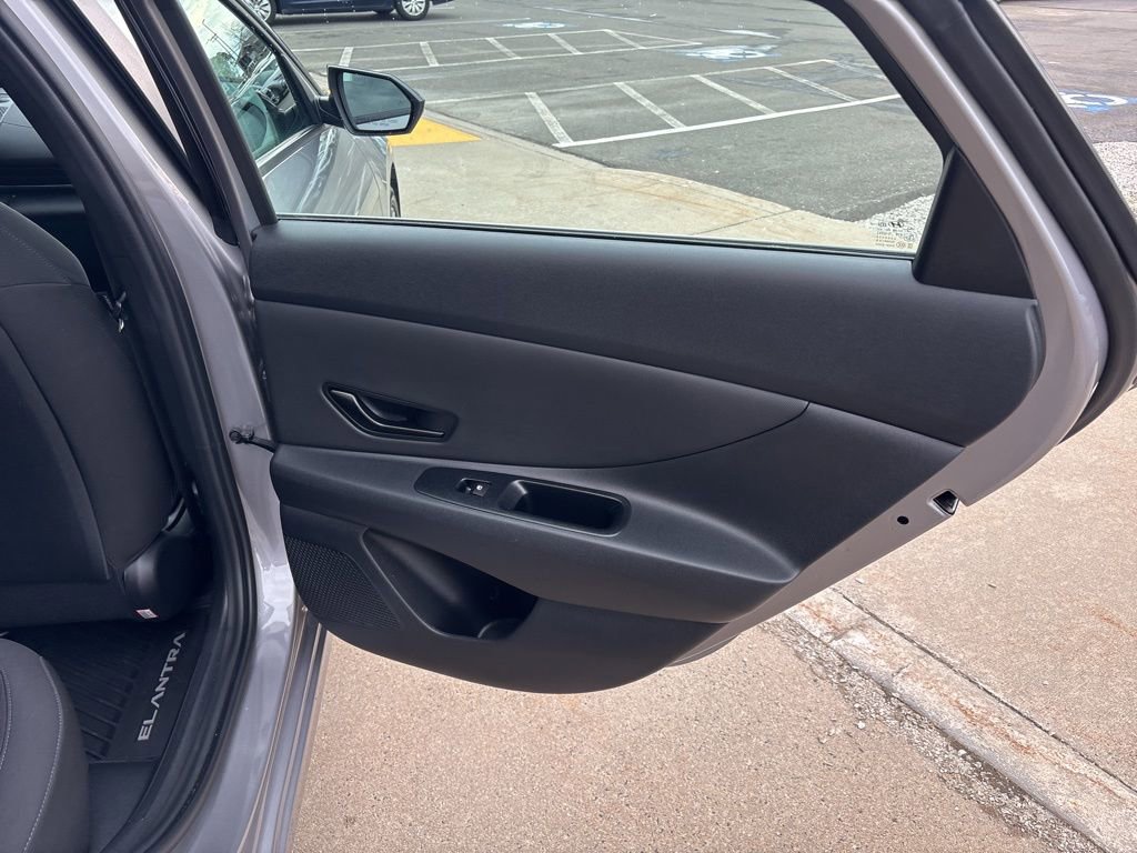Used 2025 Hyundai Elantra SEL image 9