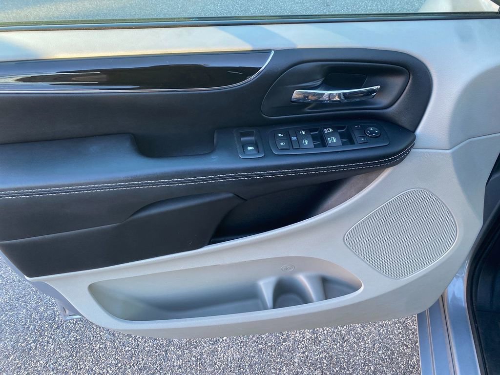 Used 2016 Dodge Grand Caravan SE image 11