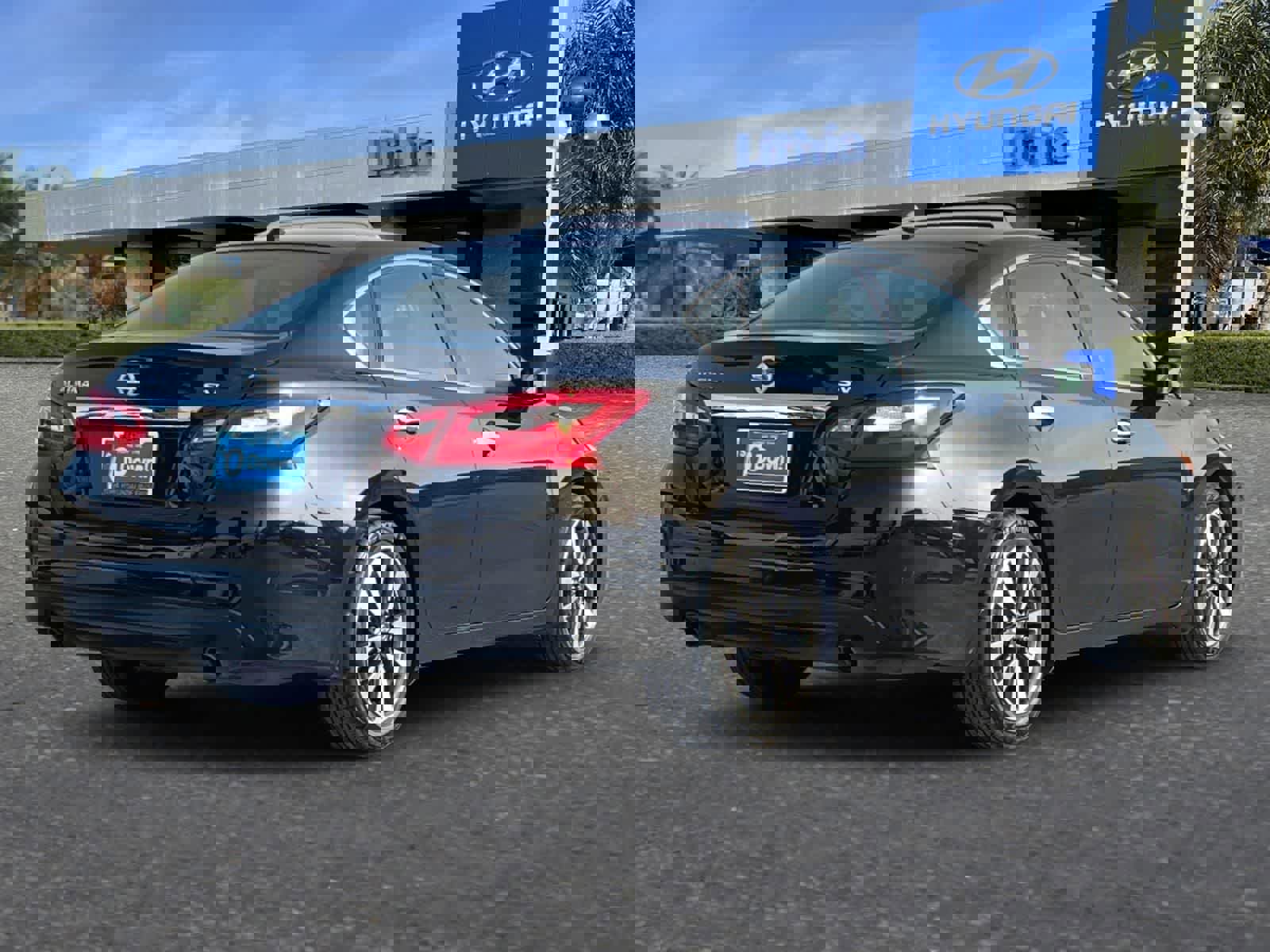 Used 2017 Nissan Altima 2.5 SV w/ Interior Lighting Package image 3