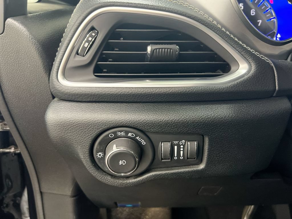 Used 2025 Chrysler Pacifica Limited FWD image 19