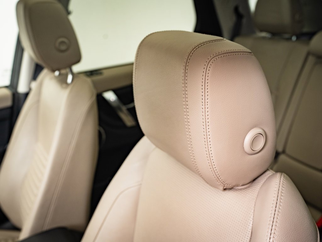 Used 2022 Land Rover Discovery Sport SE image 19