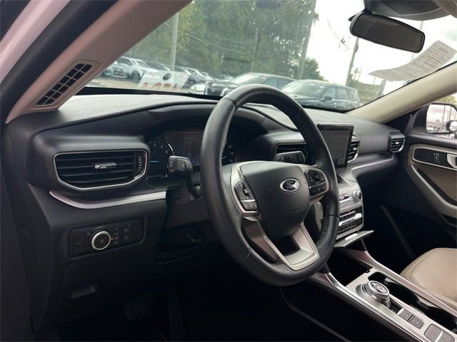 Used 2024 Ford Explorer XLT w/ Equipment Group 202A image 8