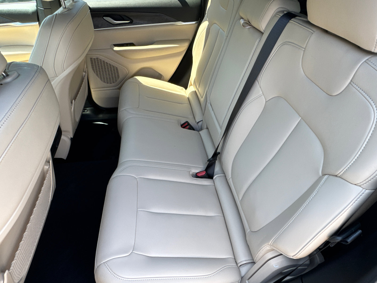 Used 2024 Jeep Grand Cherokee Limited image 23