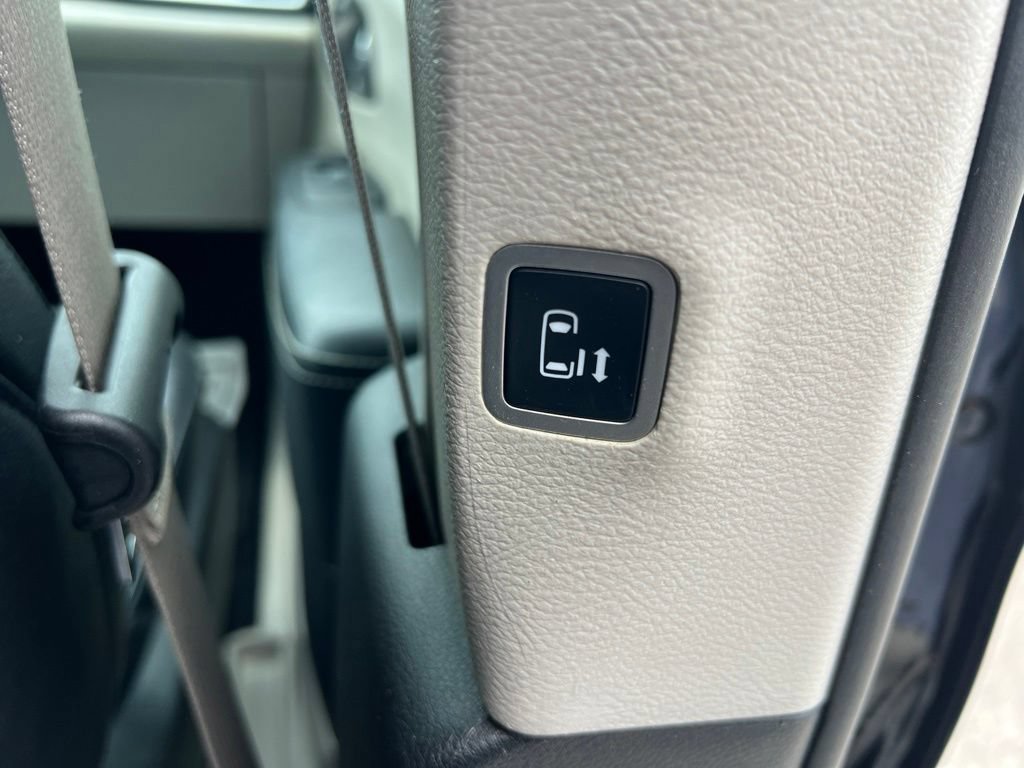 Used 2022 Chrysler Pacifica Touring-L FWD image 15