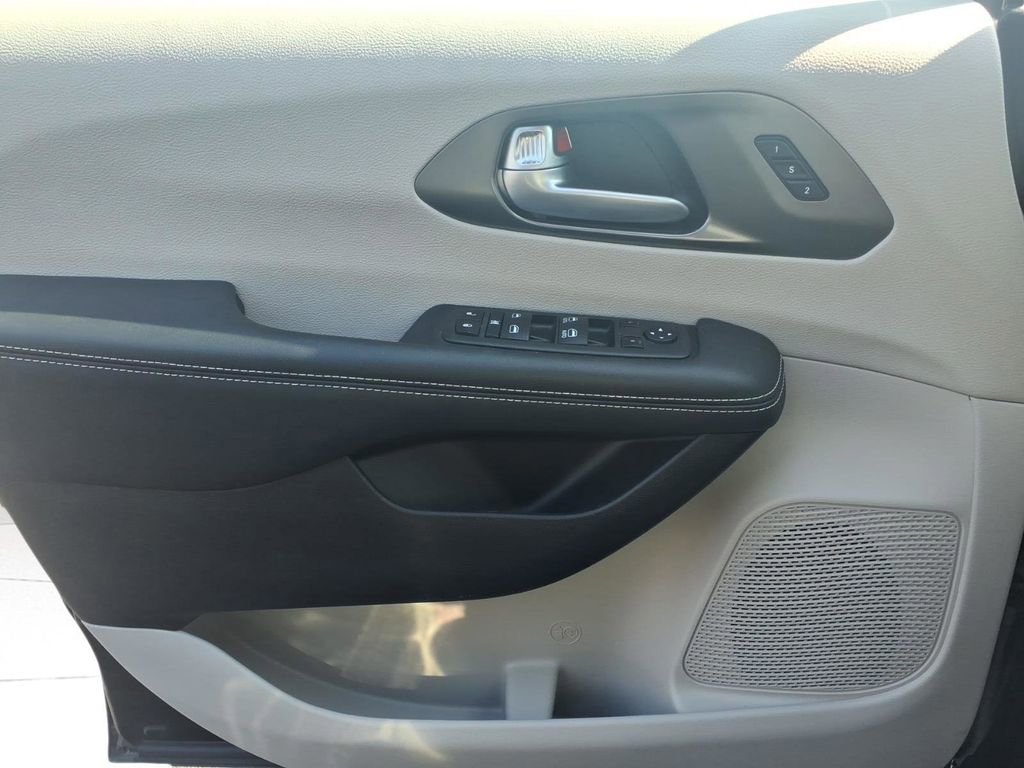 Used 2024 Chrysler Pacifica Touring-L FWD image 18