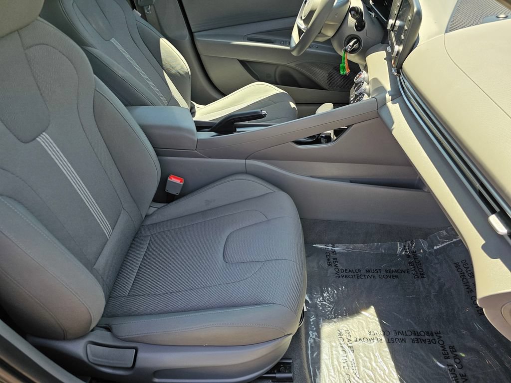 Certified 2025 Hyundai Elantra SE FWD image 13