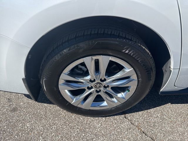Used 2025 Toyota Sienna Limited image 14