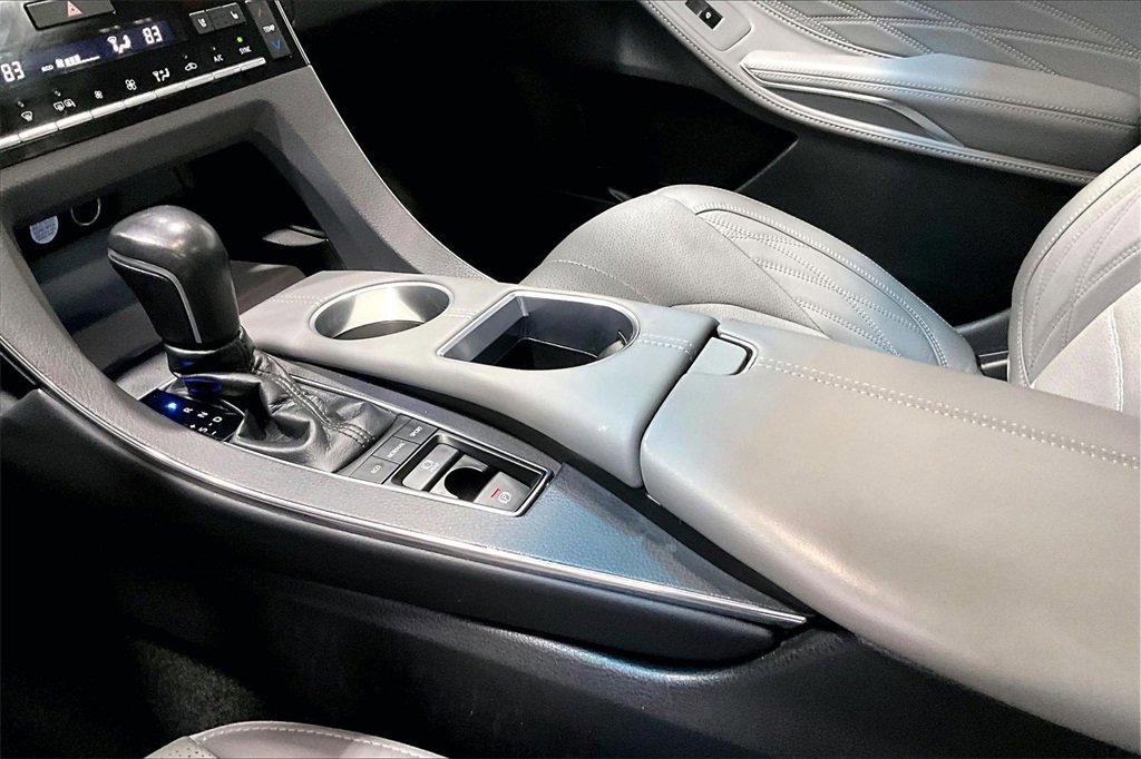 Used 2020 Toyota Avalon Limited image 18