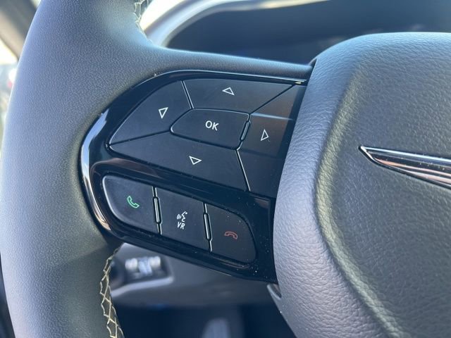 Used 2025 Chrysler Pacifica Limited image 14