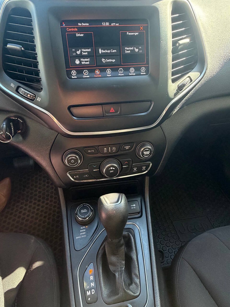 Used 2020 Jeep Cherokee Latitude w/ Cold Weather Group AWD/4WD image 15