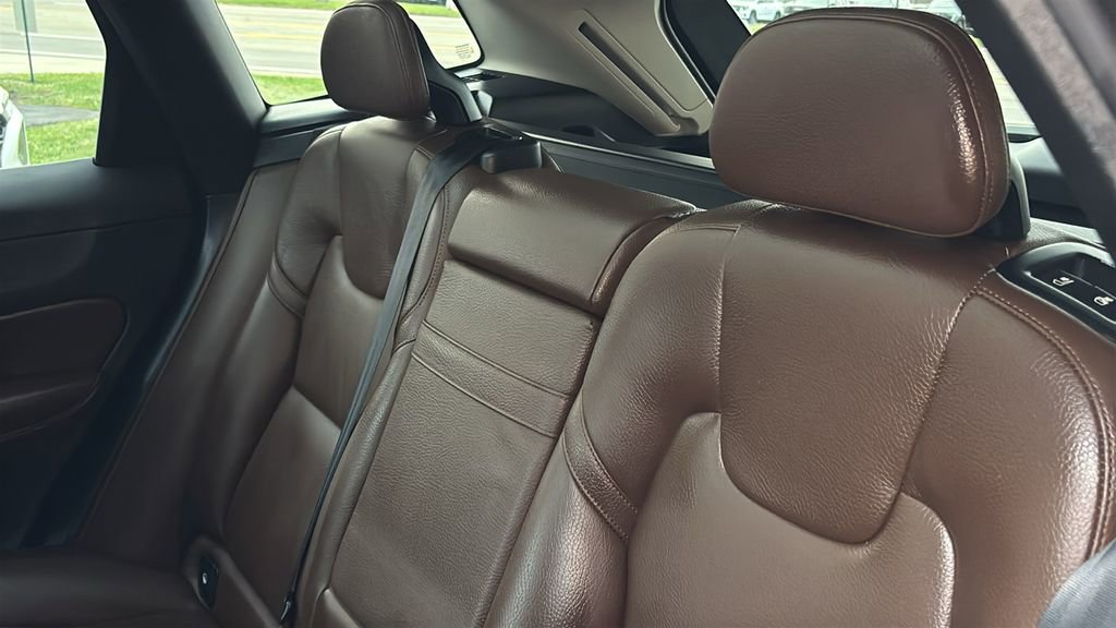 Used 2018 Volvo XC60 T5 Momentum w/ Vision Package image 26