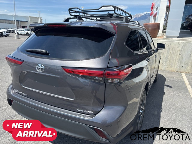 Used 2022 Toyota Highlander XLE AWD/4WD image 14