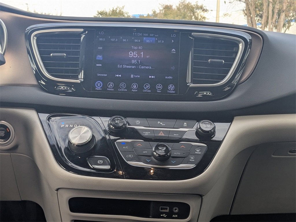 Used 2017 Chrysler Pacifica Touring-L Plus image 4