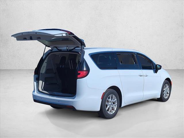 Used 2024 Chrysler Pacifica Touring-L image 5