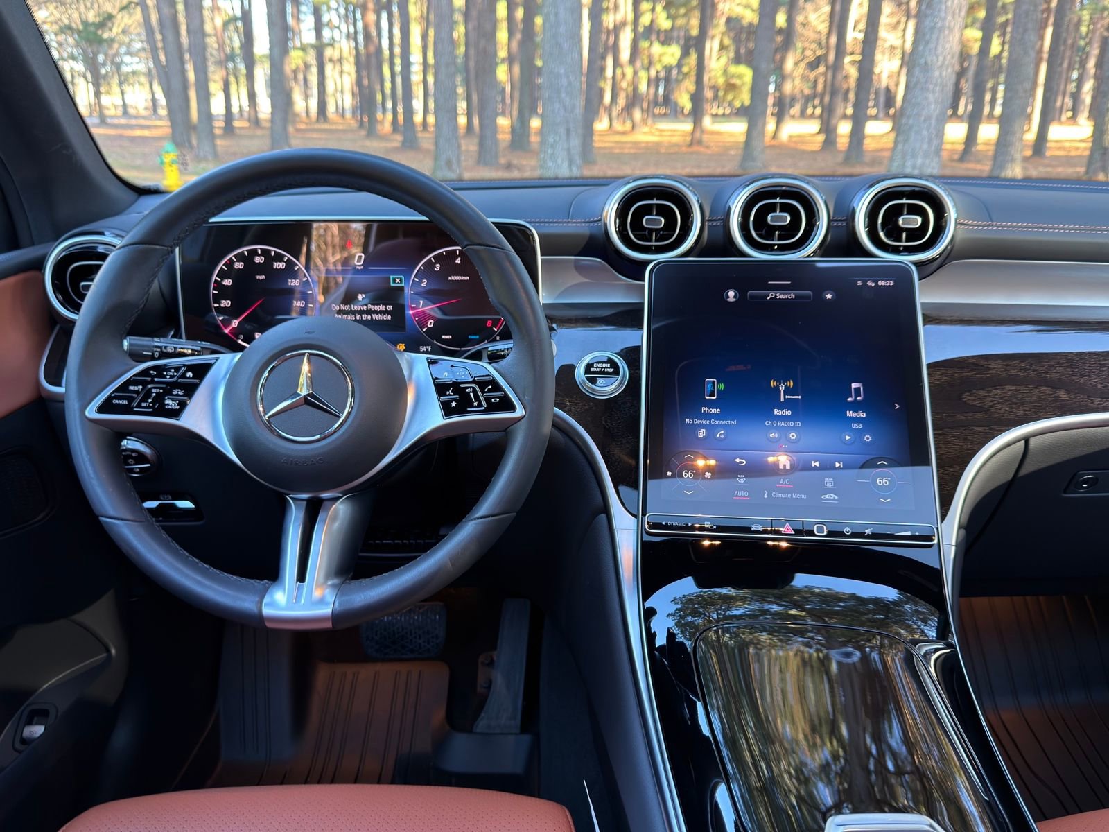 Used 2024 Mercedes-Benz GLC 300 image 3