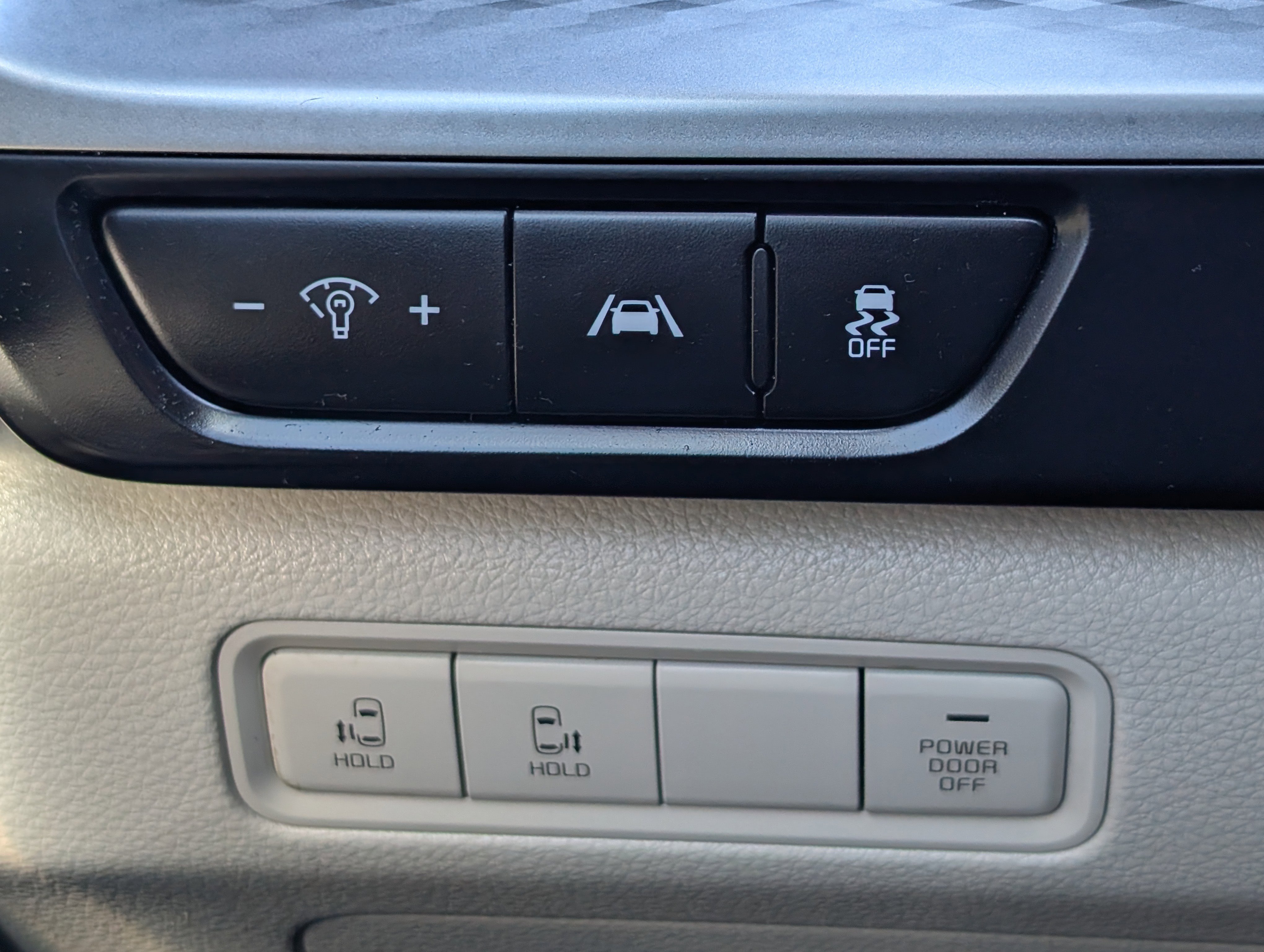 Used 2023 Kia Carnival LX image 22