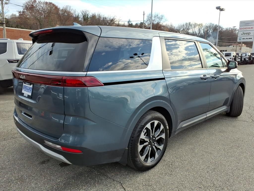 Used 2024 Kia Carnival EX image 4