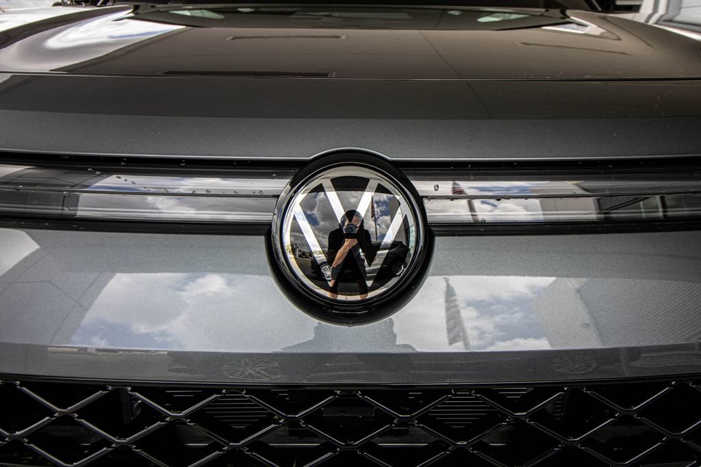 New 2026 Volkswagen Tiguan SE R-Line FWD image 8