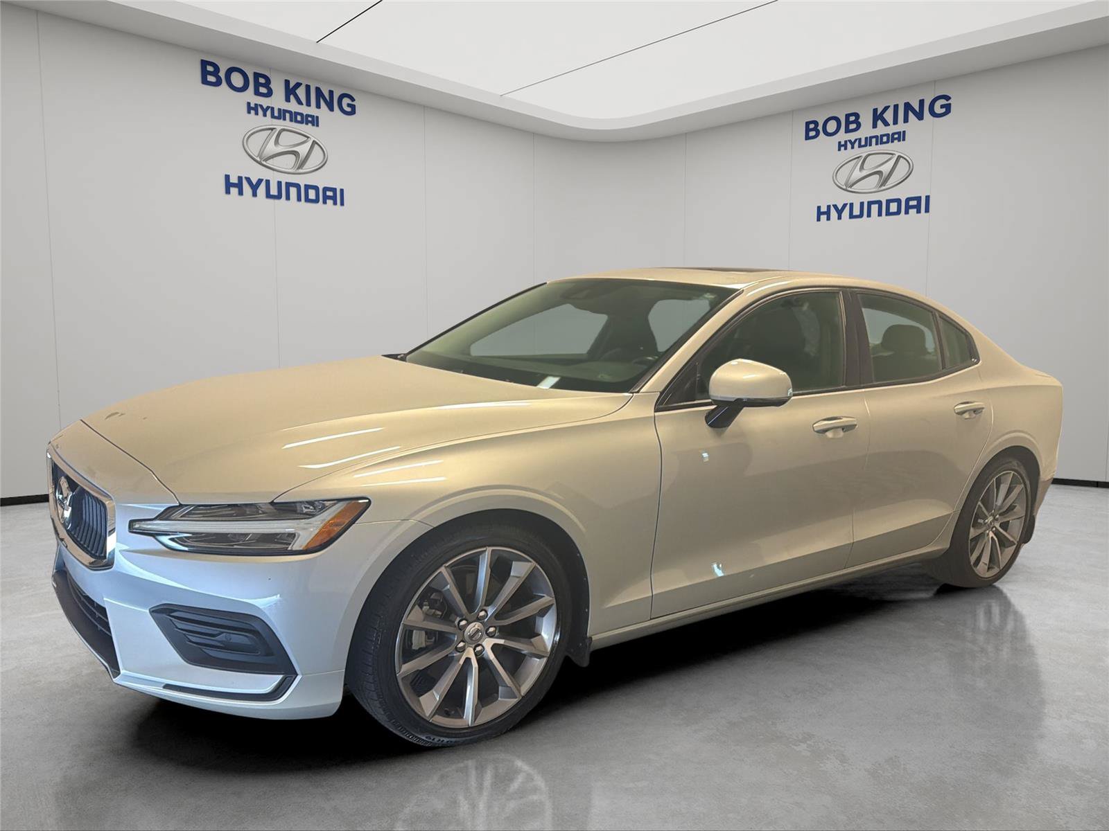 Used 2019 Volvo S60 T5 Momentum w/ Multimedia Package FWD image 1