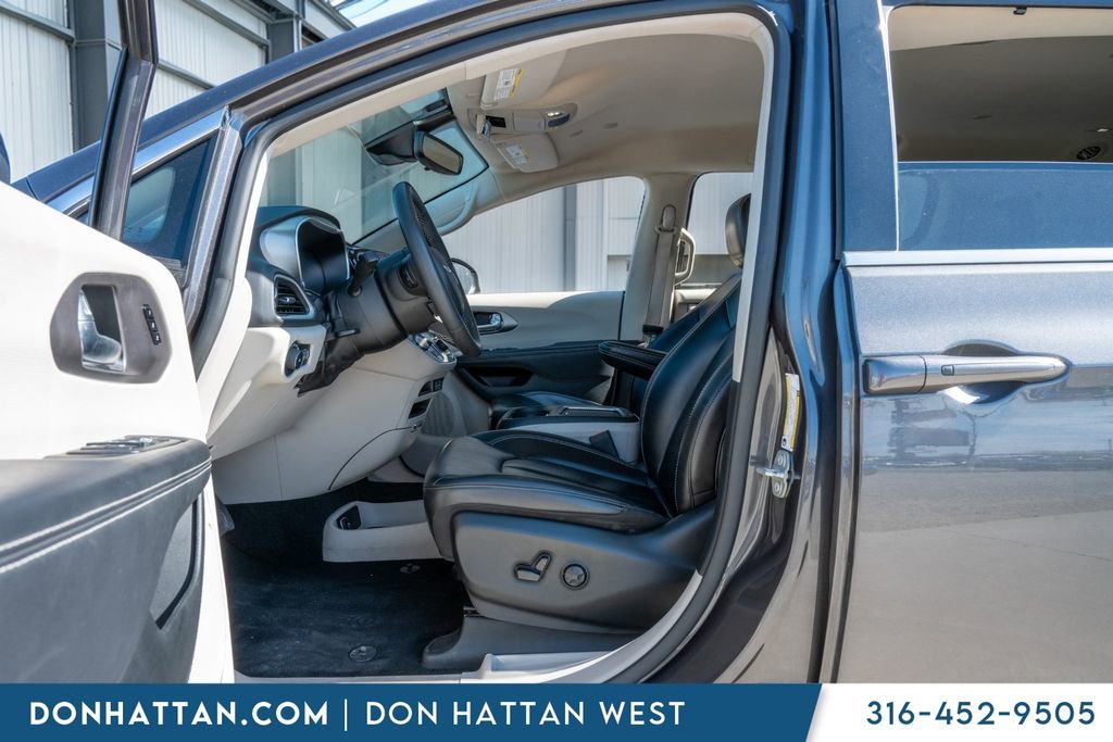 Used 2023 Chrysler Pacifica Touring-L FWD image 5