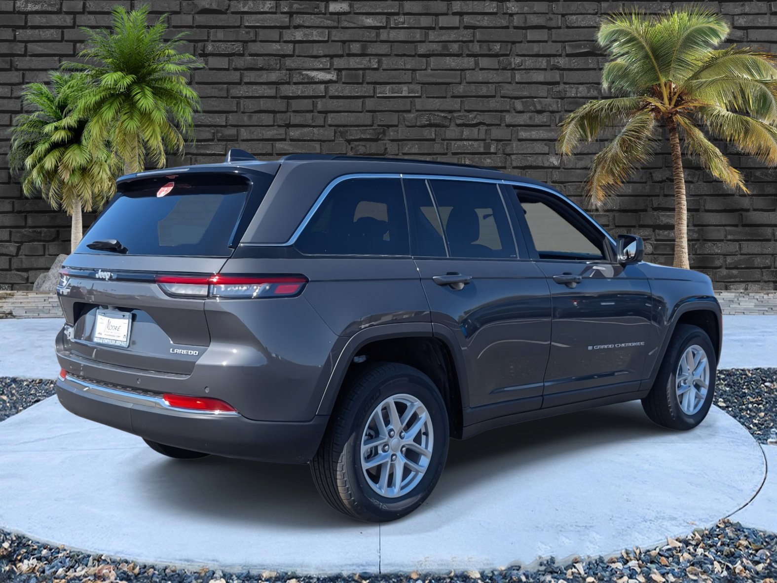 Used 2025 Jeep Grand Cherokee Laredo X w/ Luxury Tech Group I AWD/4WD image 4