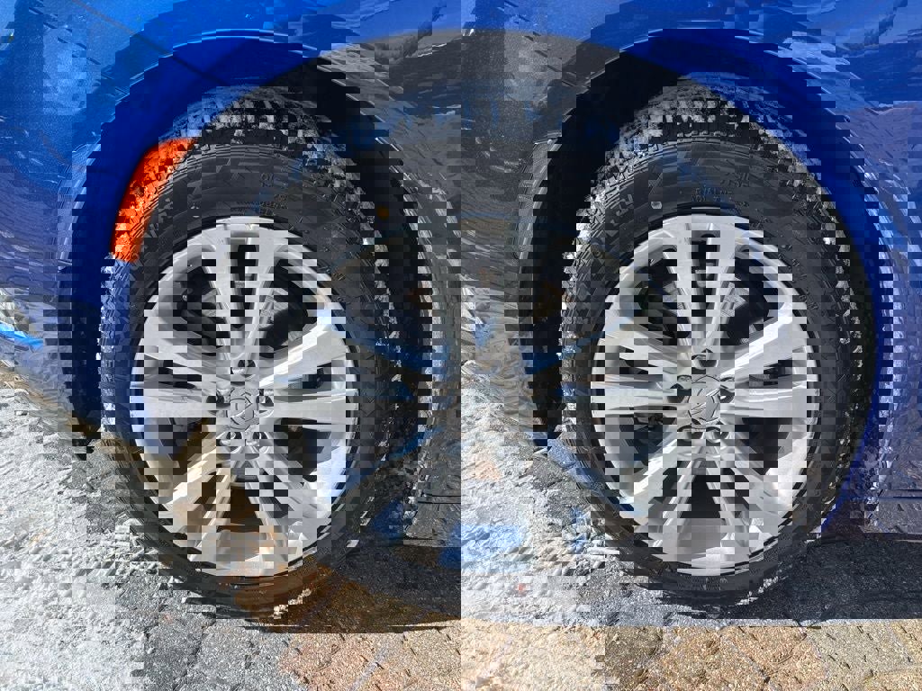 Used 2016 Chrysler 200 Limited w/ Convenience Group image 9