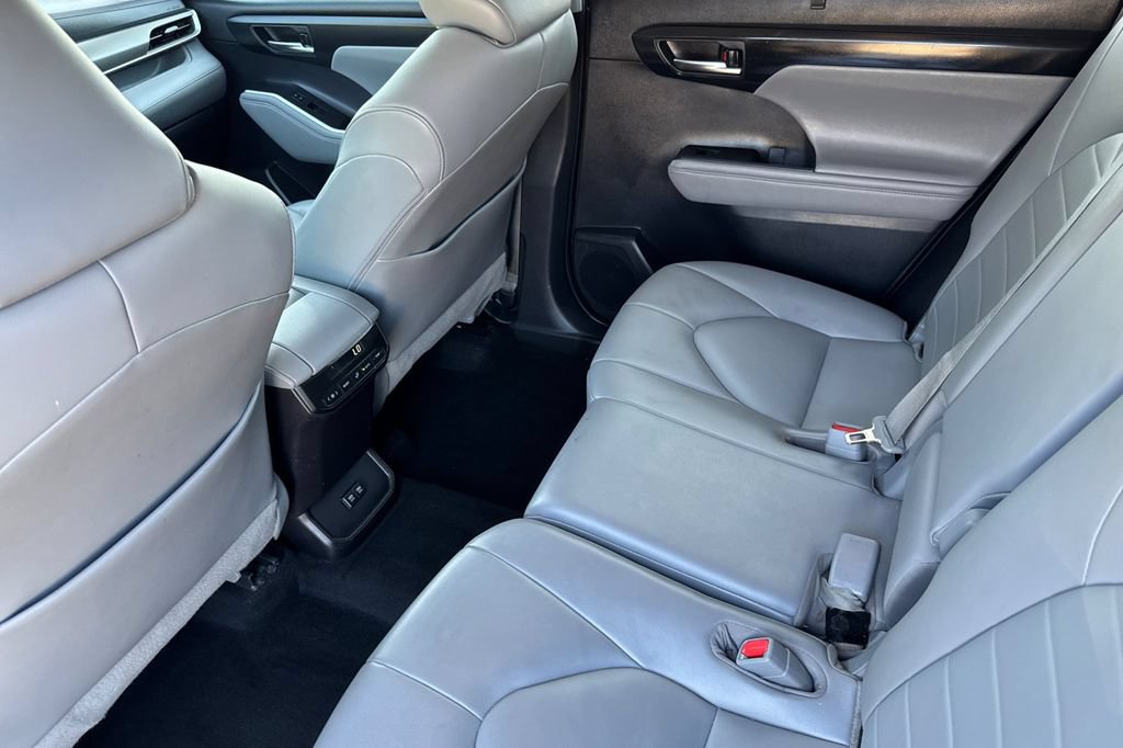 Used 2021 Toyota Highlander XLE AWD/4WD image 15