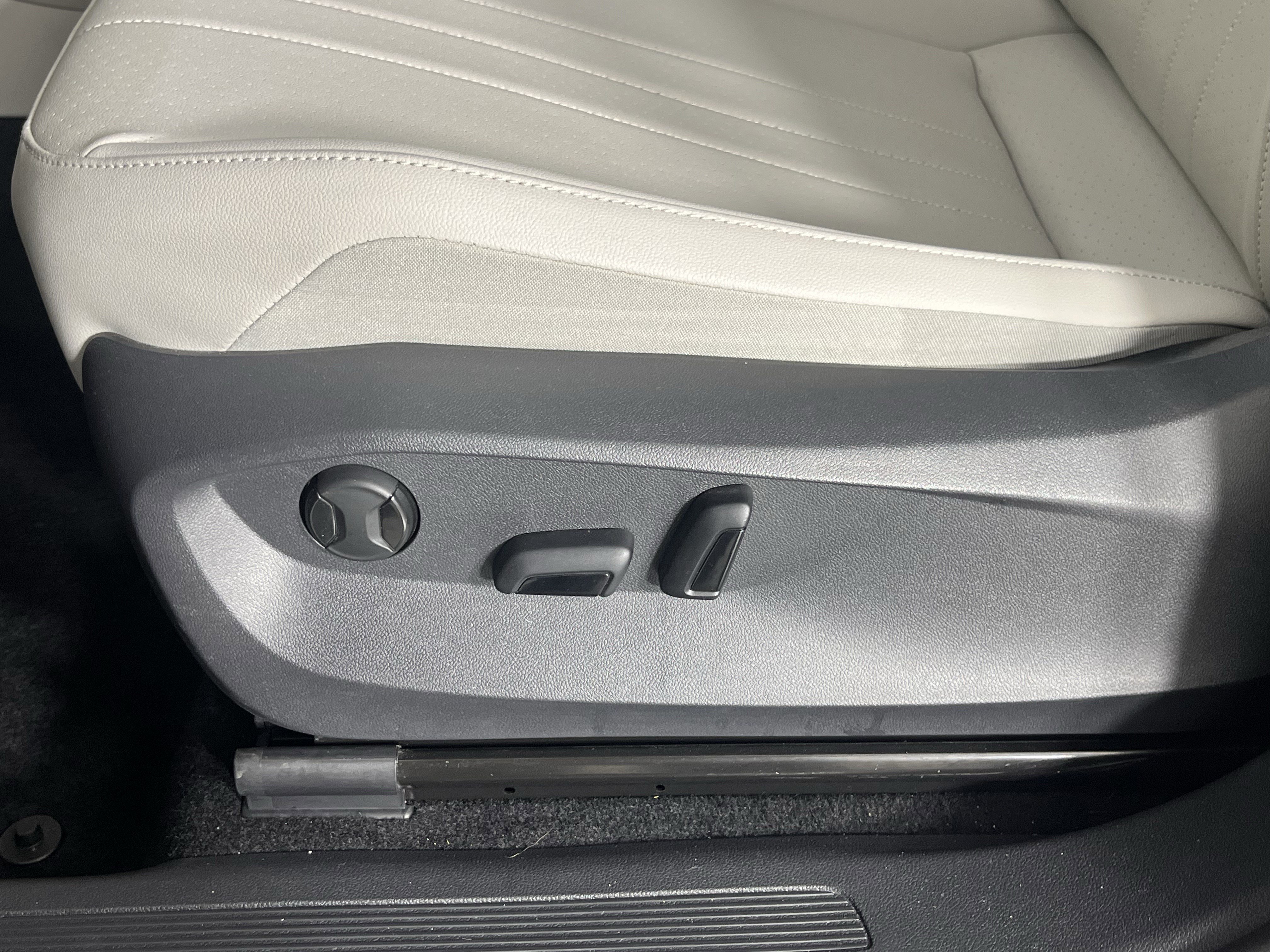 Certified 2022 Volkswagen Tiguan SE w/ Panoramic Sunroof Package image 19