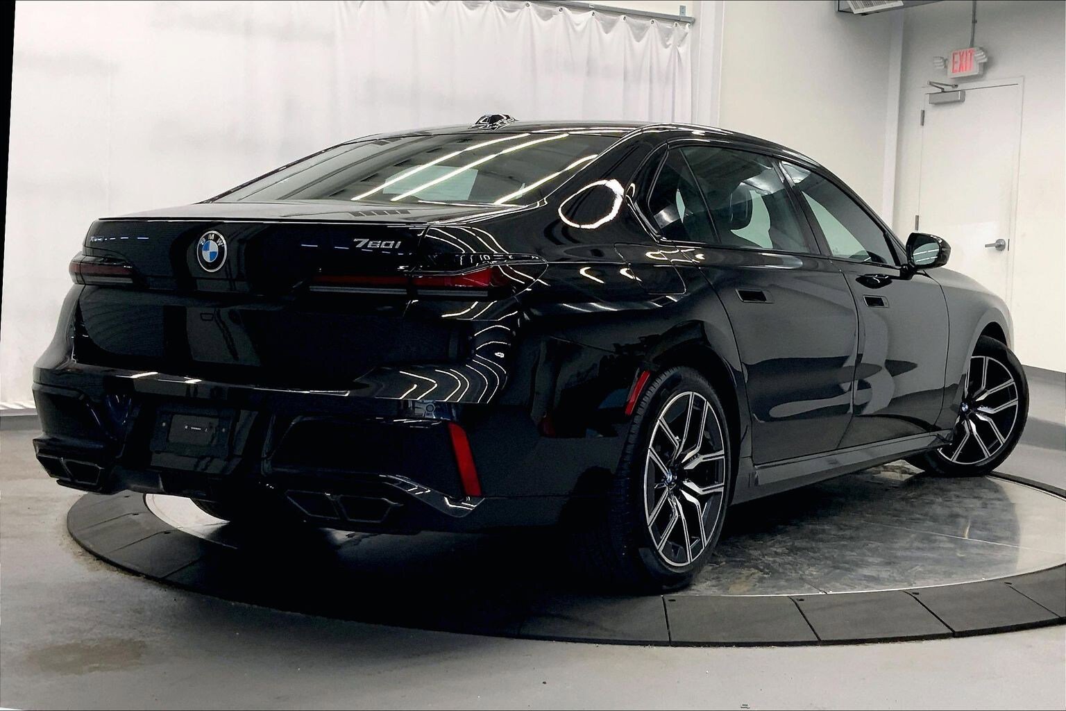 Used 2025 BMW 760i xDrive w/ Premium Package AWD/4WD image 7