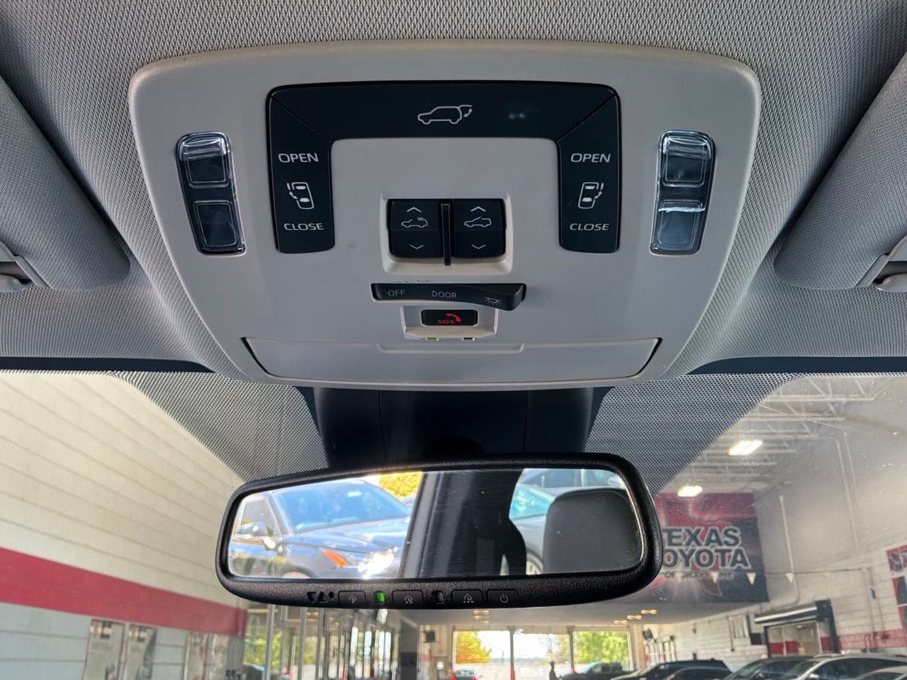 Used 2025 Toyota Sienna XLE FWD image 18