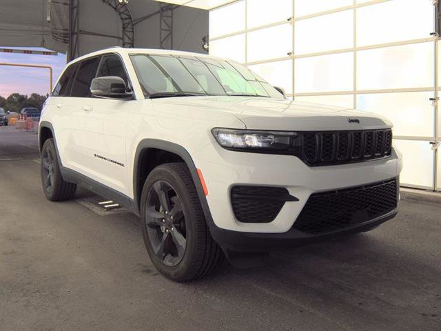 Used 2023 Jeep Grand Cherokee Altitude image 13