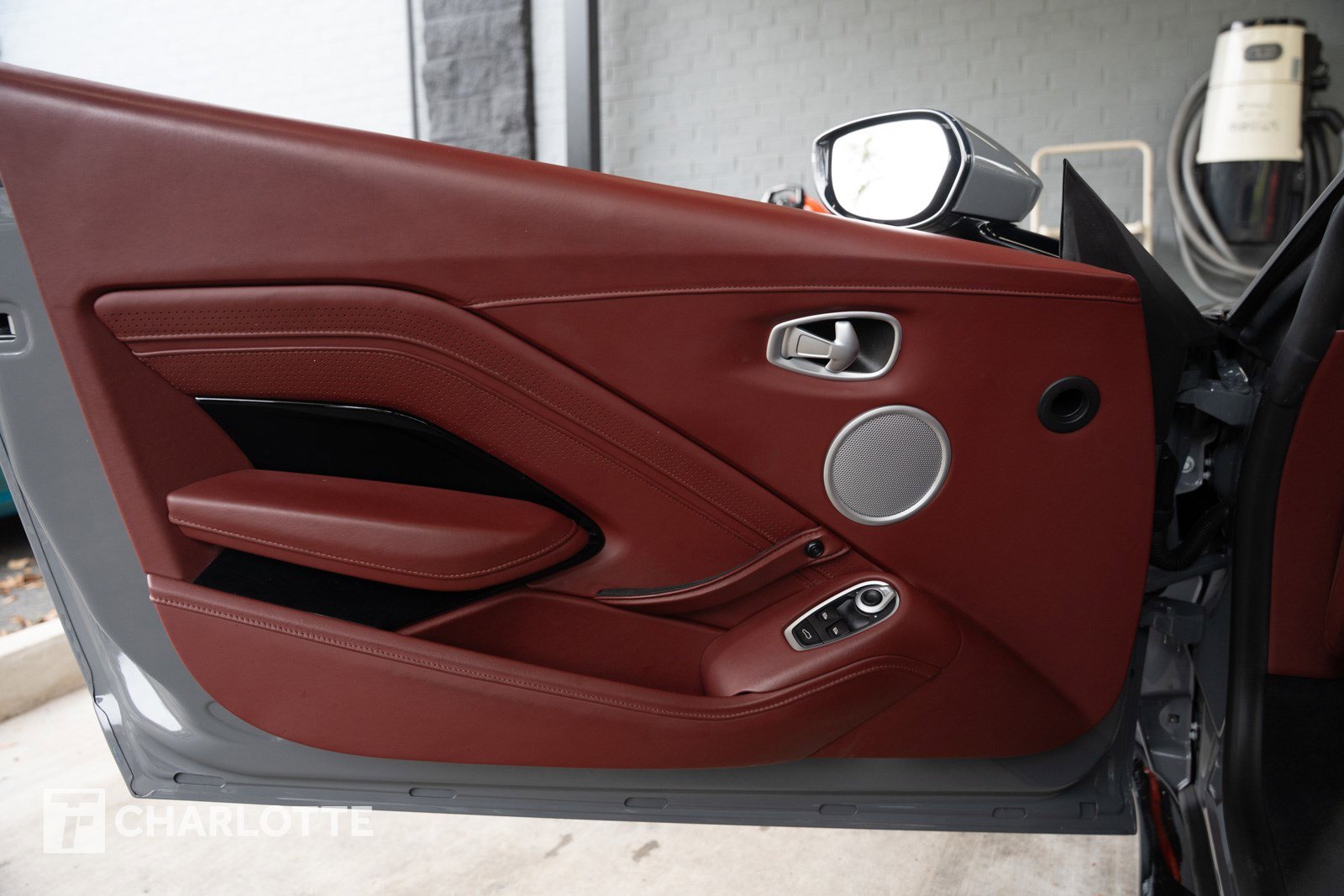 Used 2020 Aston Martin V8 Vantage Coupe image 17