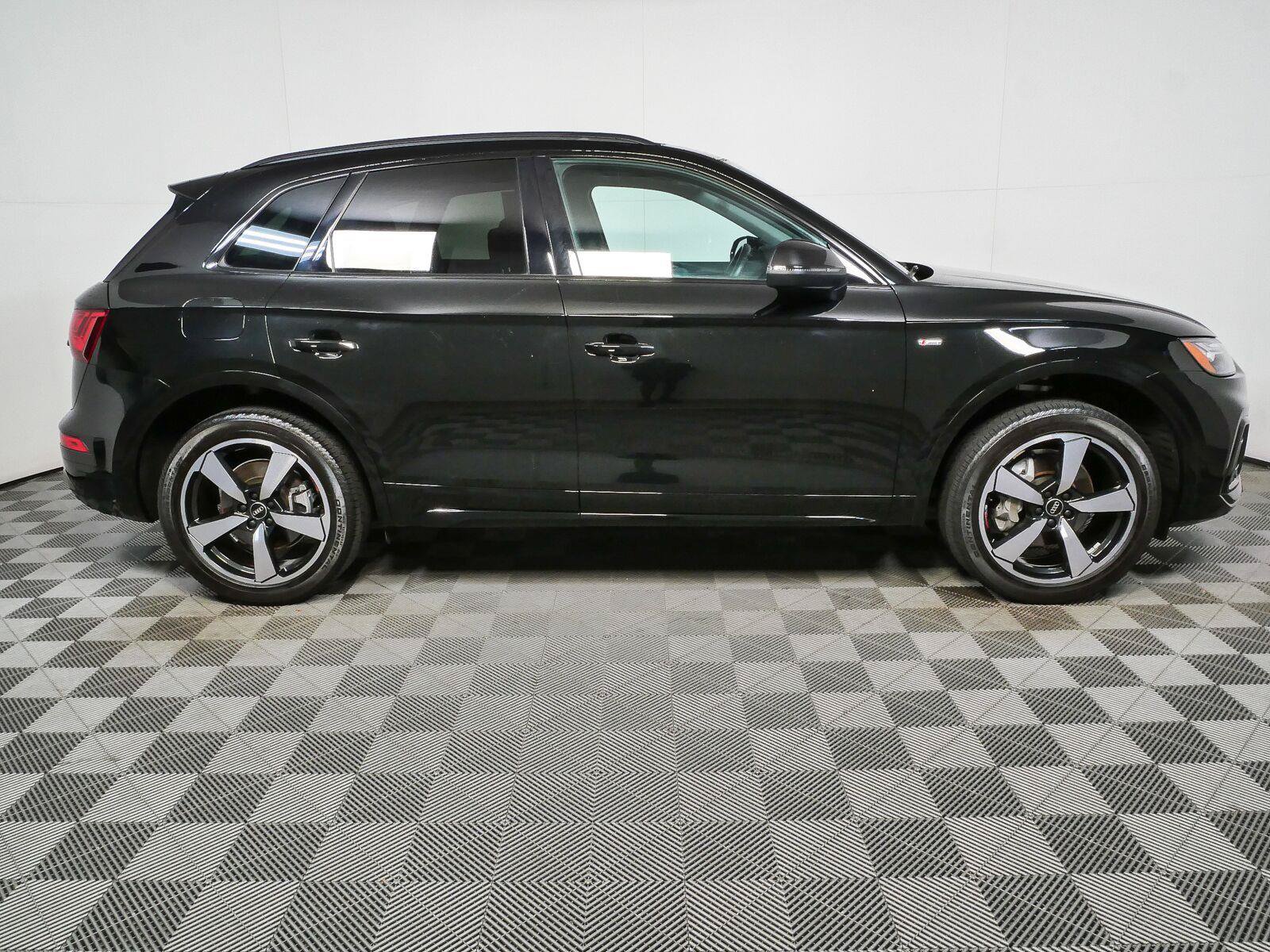 Used 2023 Audi Q5 2.0T Premium Plus w/ Premium Plus Package AWD/4WD image 2