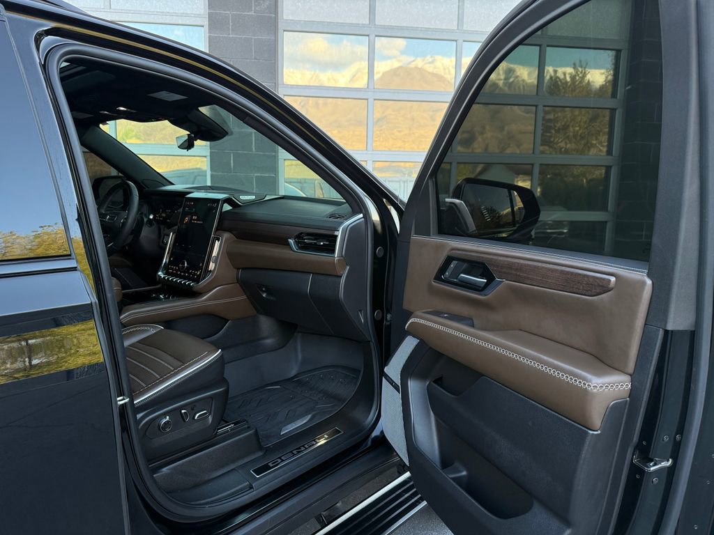 Used 2025 GMC Yukon Denali Ultimate AWD/4WD image 17