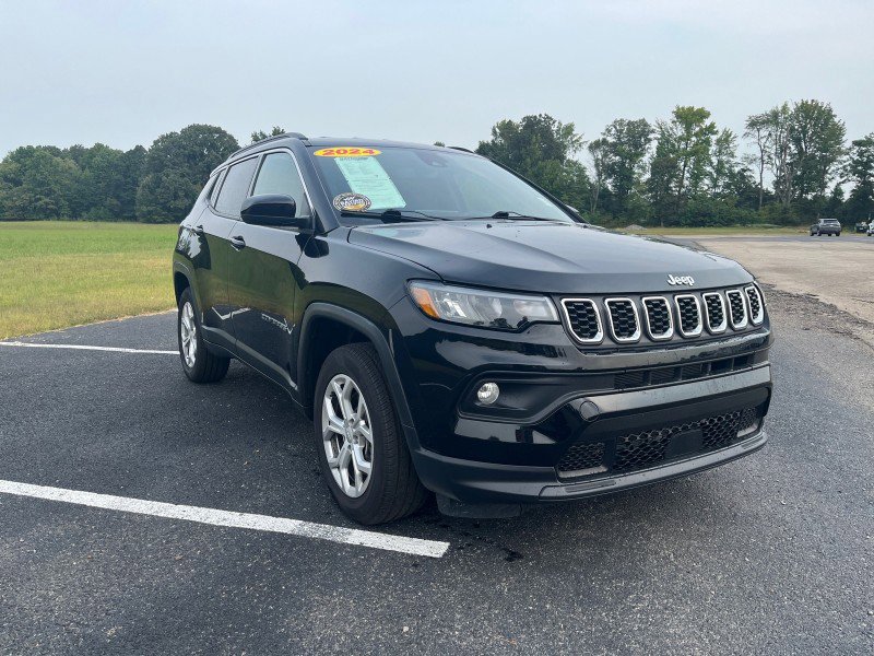 Used 2024 Jeep Compass Latitude AWD/4WD image 3