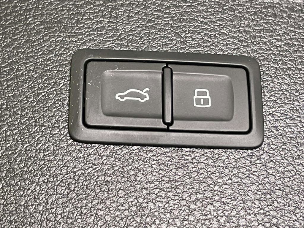 Certified 2025 Audi Q5 2.0T Premium Plus image 21