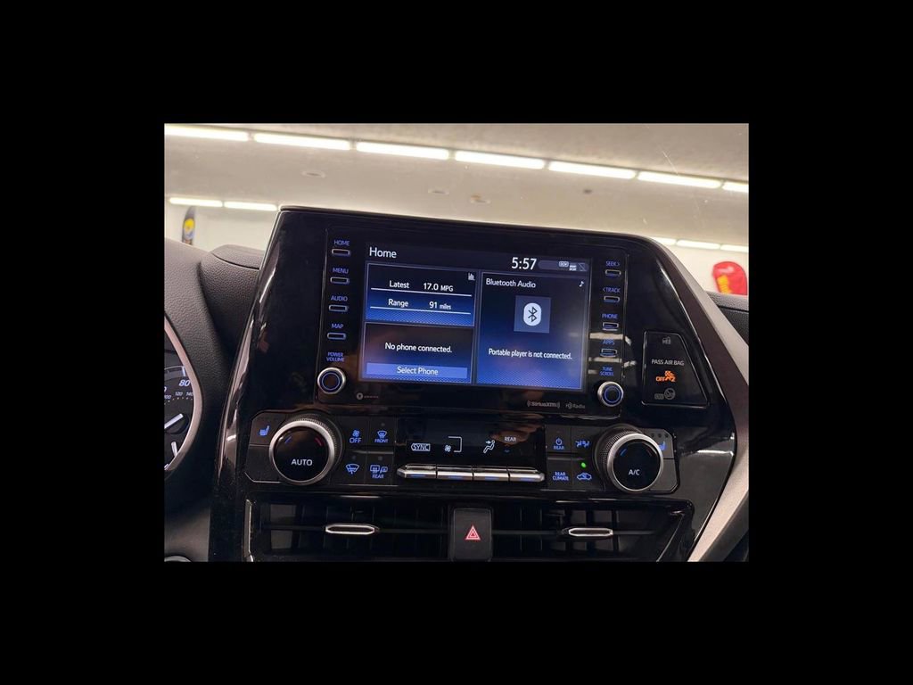 Used 2021 Toyota Highlander XLE AWD/4WD image 22