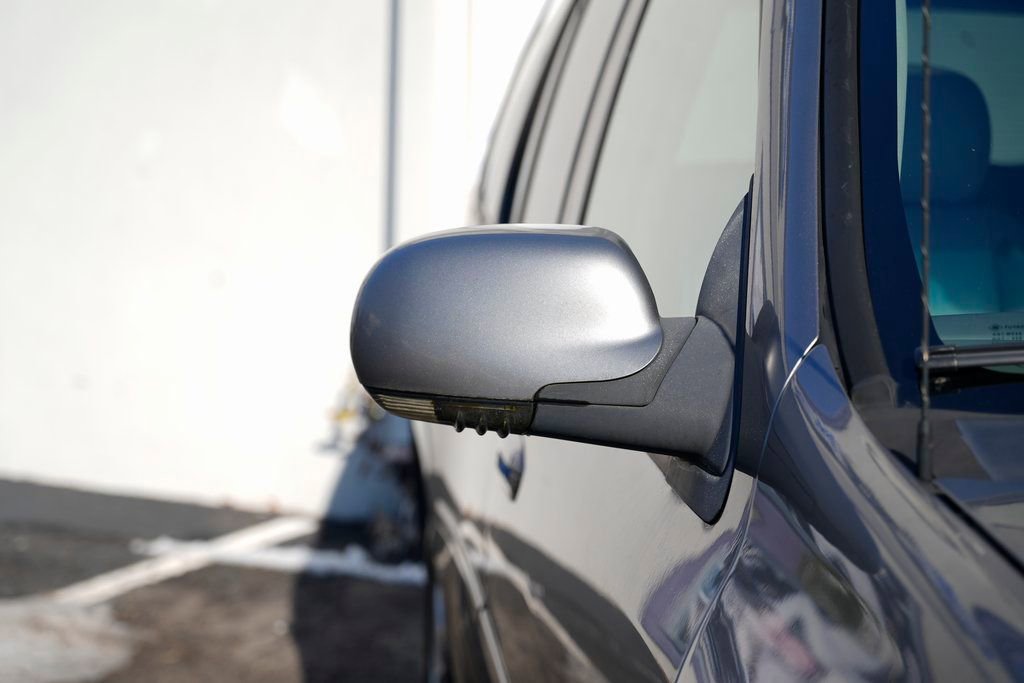 Used 2009 GMC Envoy Denali w/ Sun And 6-Disc Cd Package image 9