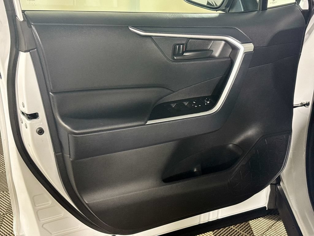Used 2024 Toyota RAV4 LE AWD/4WD image 10