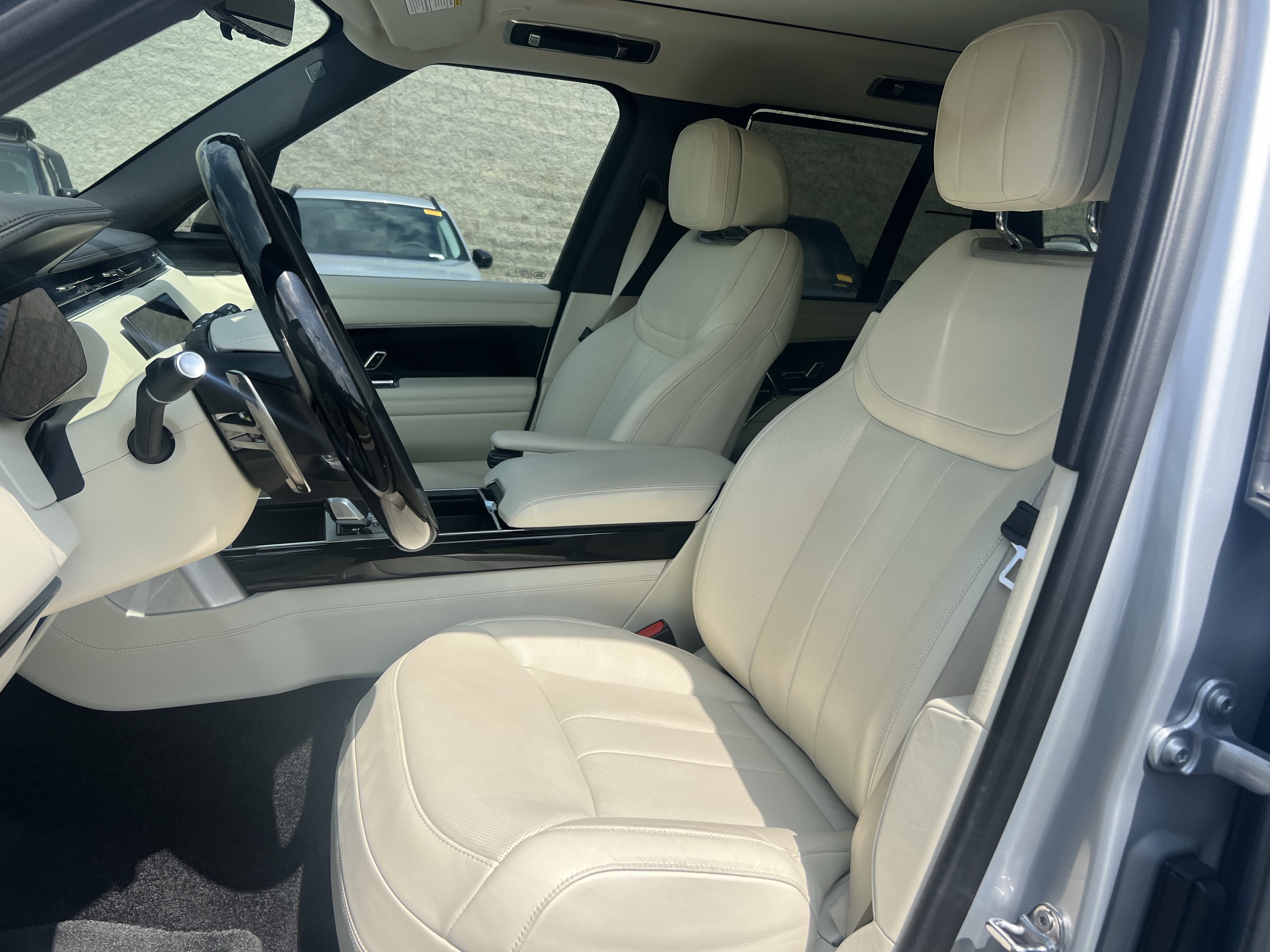 Certified 2025 Land Rover Range Rover SE AWD/4WD image 17
