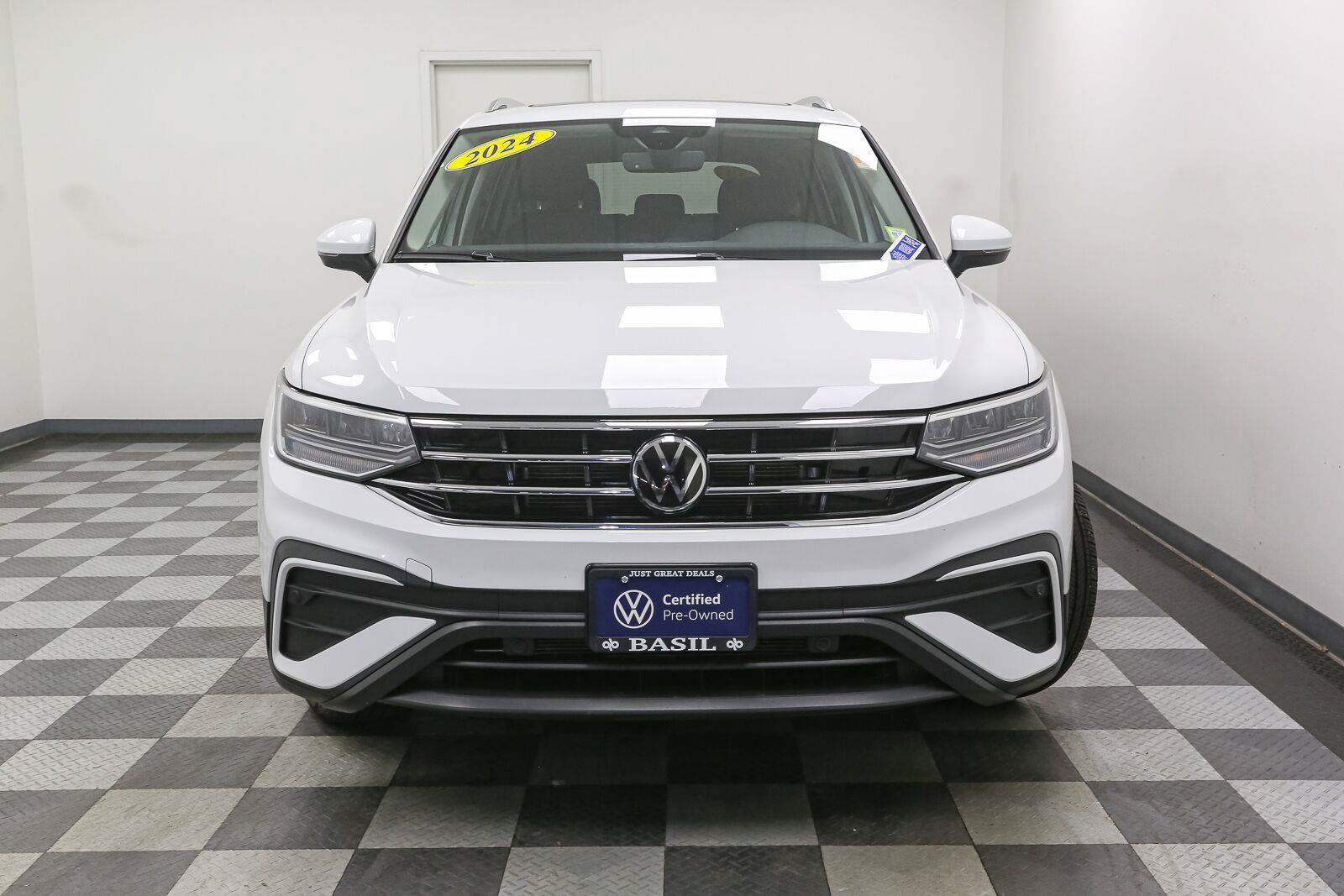 Certified 2024 Volkswagen Tiguan SE AWD/4WD image 4