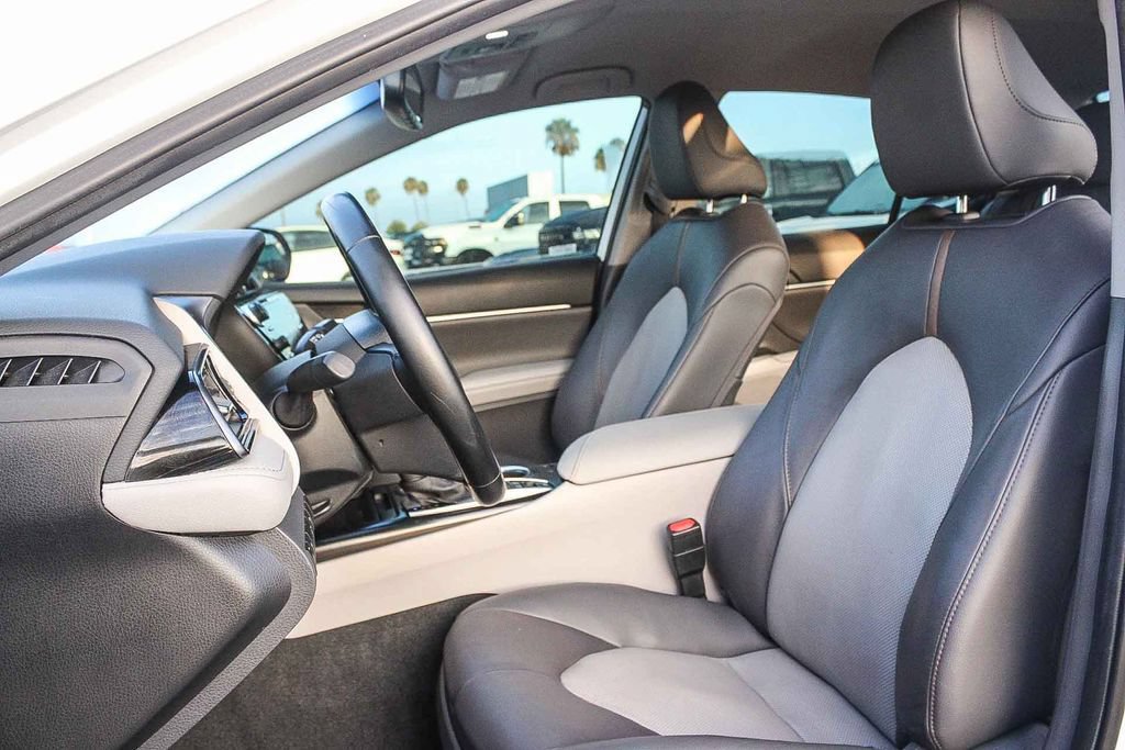 Used 2020 Toyota Camry XLE w/ Preferred Accessory Package FWD image 18
