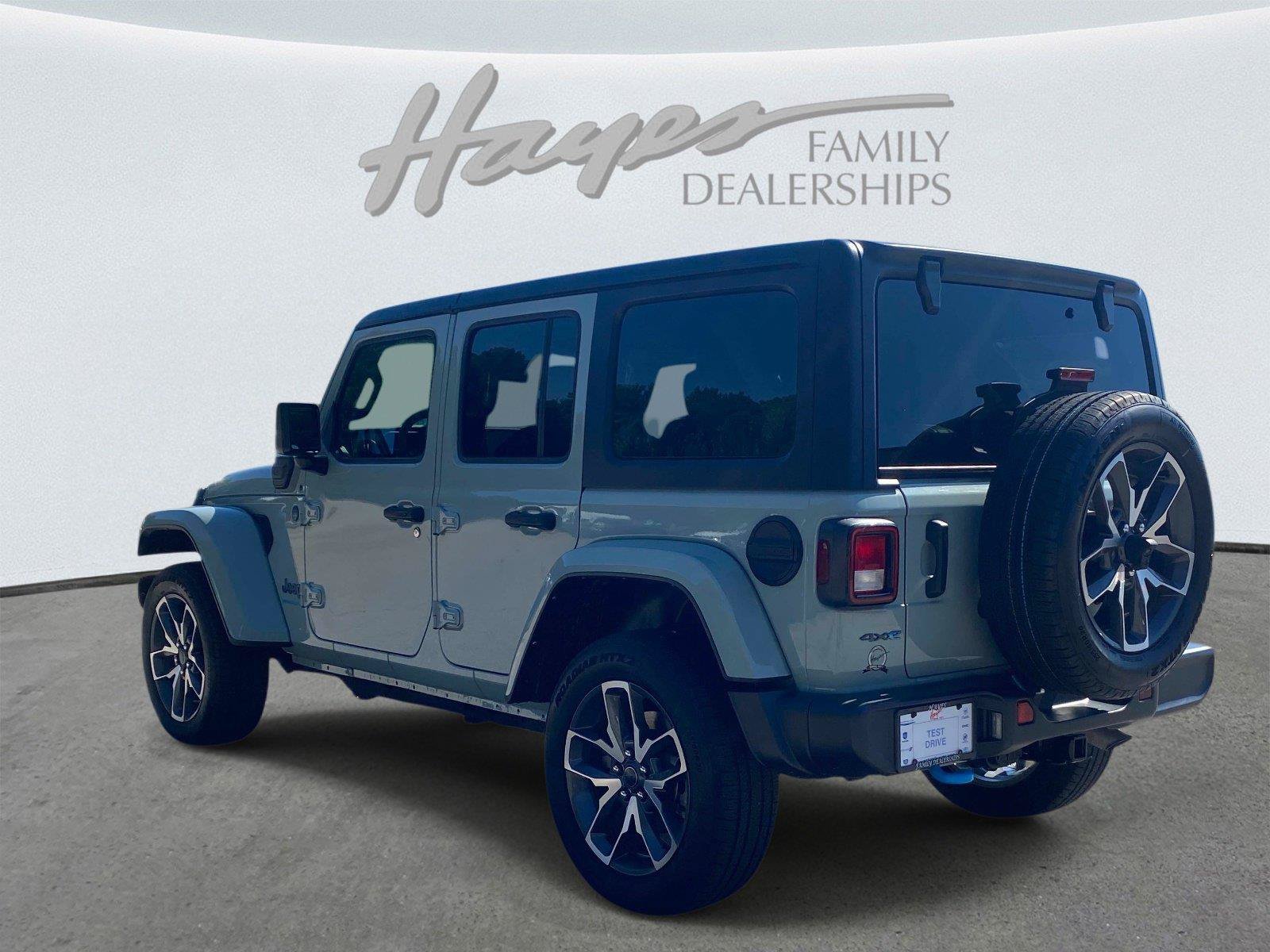 Used 2024 Jeep Wrangler Unlimited w/ Convenience Group AWD/4WD image 7