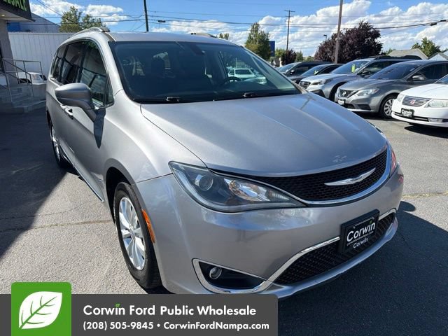 Used 2017 Chrysler Pacifica Touring-L FWD image 3