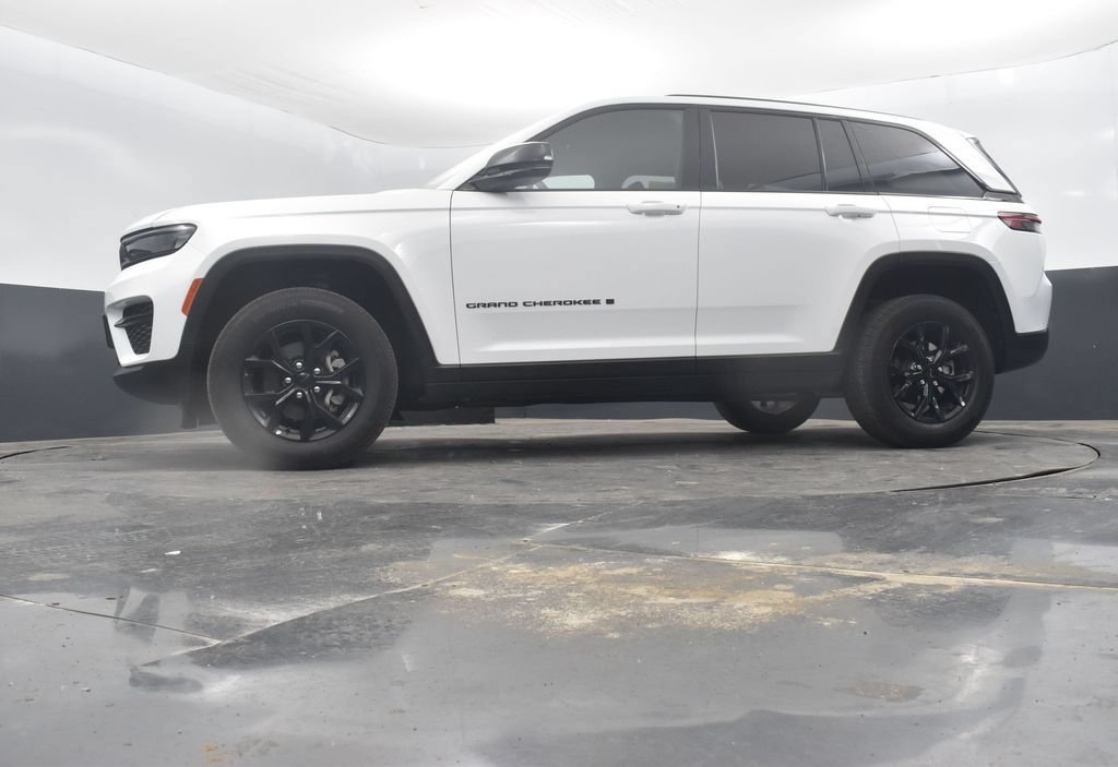 Used 2025 Jeep Grand Cherokee Altitude AWD/4WD image 47
