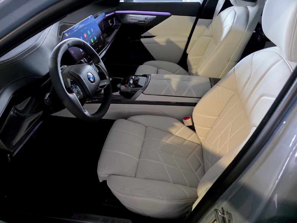 New 2027 BMW 740i w/ M Sport Package RWD image 7